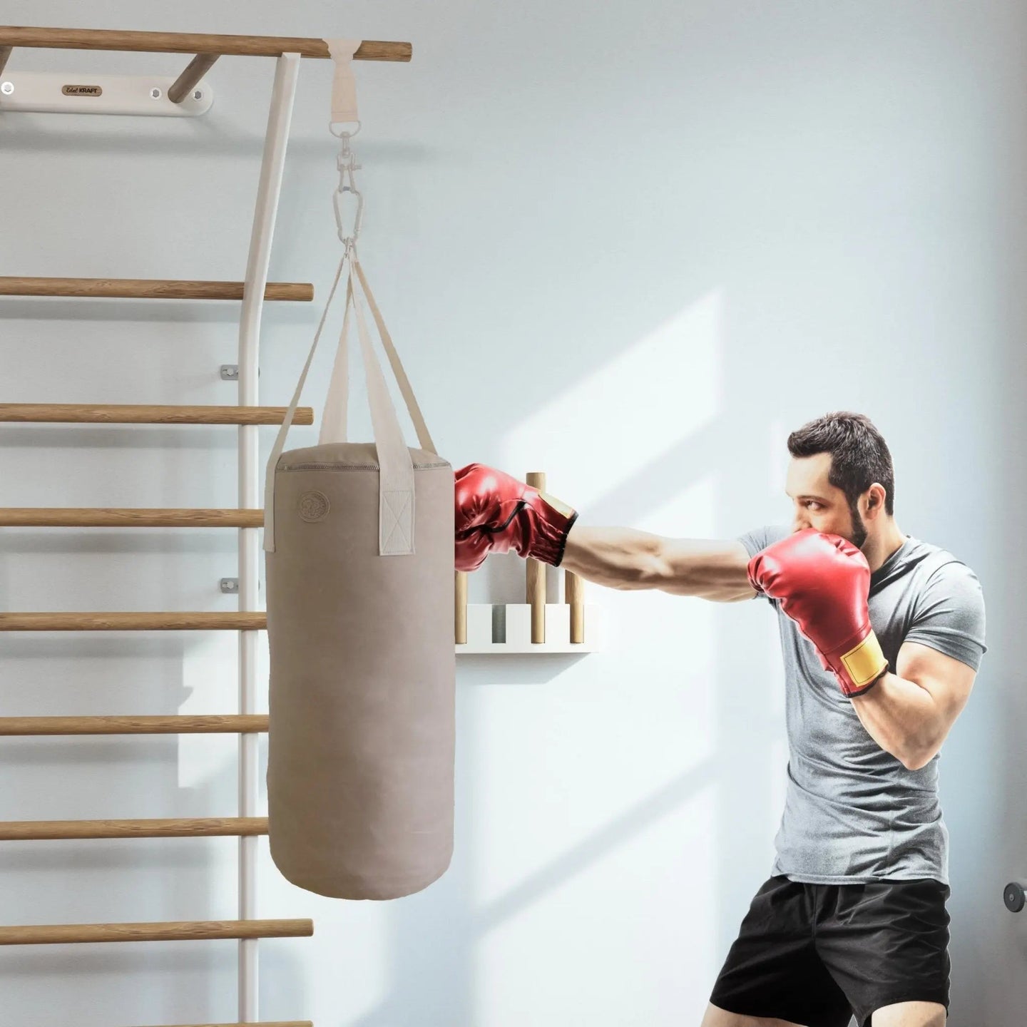 Boxer trainiert am Boxsack für die Sprossenwand