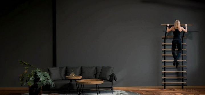 Frau trainiert an EdelKRAFT-Sprossenwand aus Holz