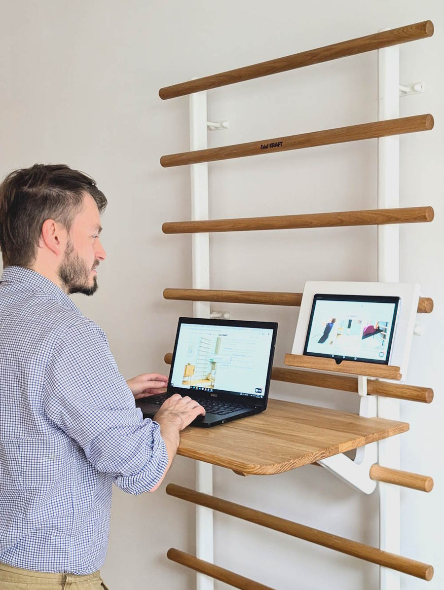 Mann arbeitet an Premium Sprossenwand Kompakt