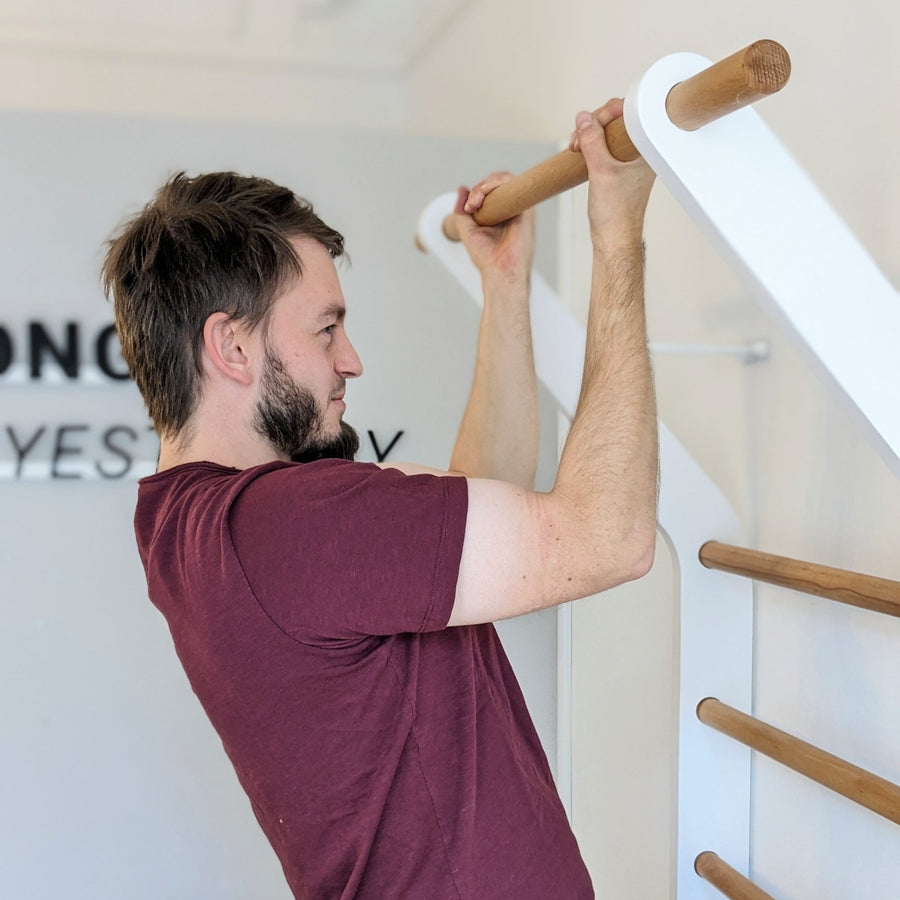 Georg an der Classic Sprossenwand von EdelKRAFT